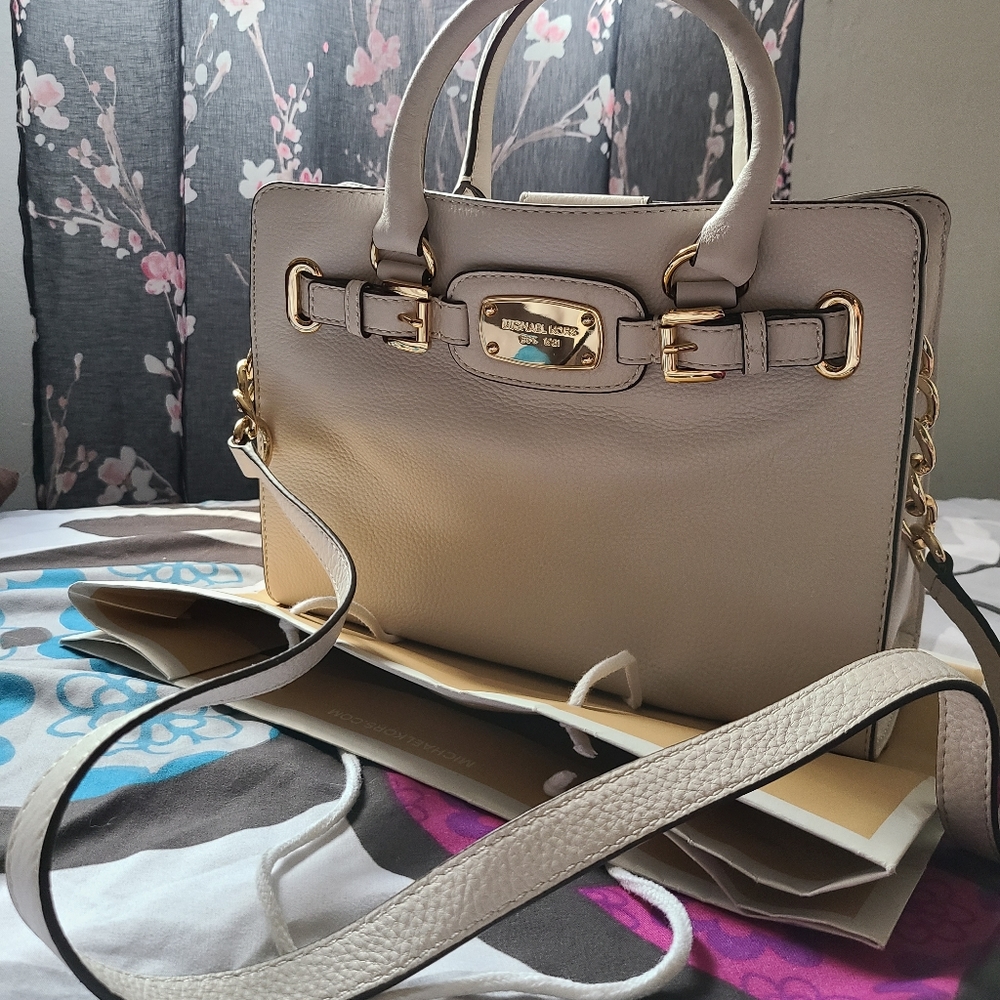 Micheal kors white leather bag